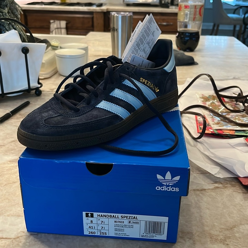 Addidas handball Spezial. Navy blue gum size 8 is men’s.
